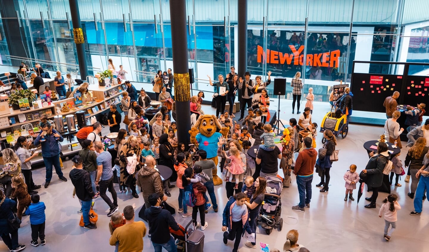Bezoekers van het feest konden ook kennismaken met de Nieuwe Bieb Hond. (Foto: aangeleverd)