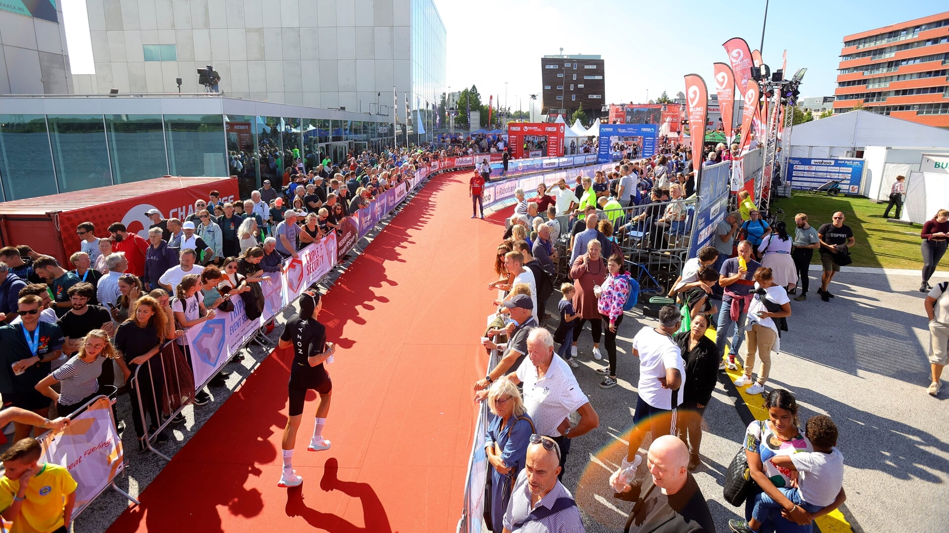 De triatlon is een evenement dat Almere toeristisch op de kaart zet, zegt ACM. (Archieffoto: Fred Rotgans)
