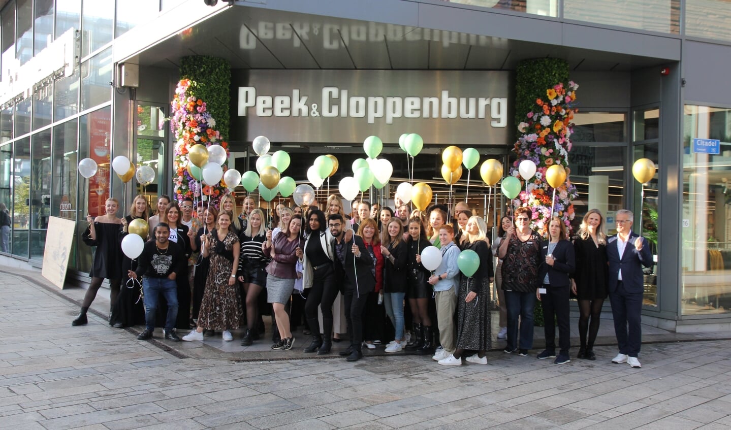 In bijzijn van het personeel werd het filiaal in Almere geopend. (Foto: Fred Rotgans)