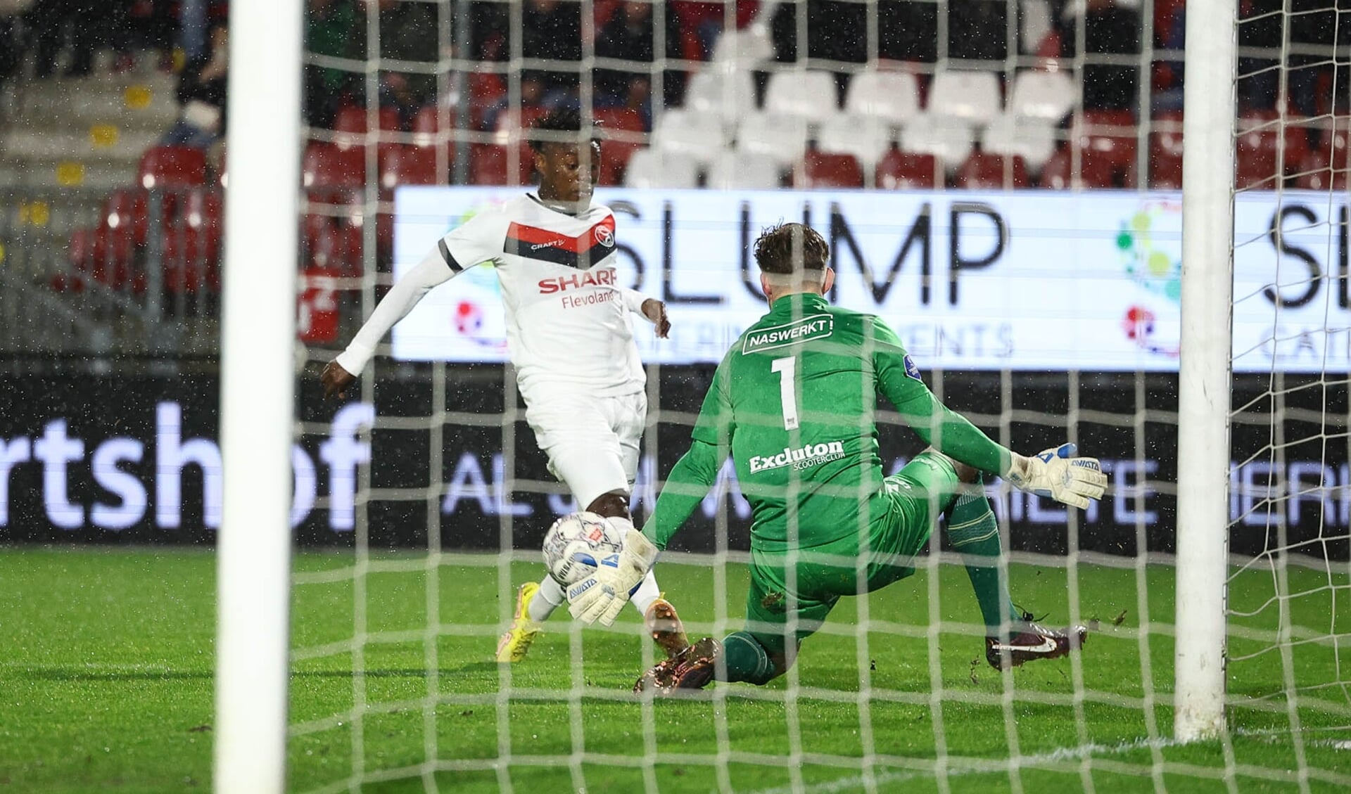 Anthony Limbombe probeert NEC-keeper Mattijs Branderhorst (Foto: Ron Baltus)