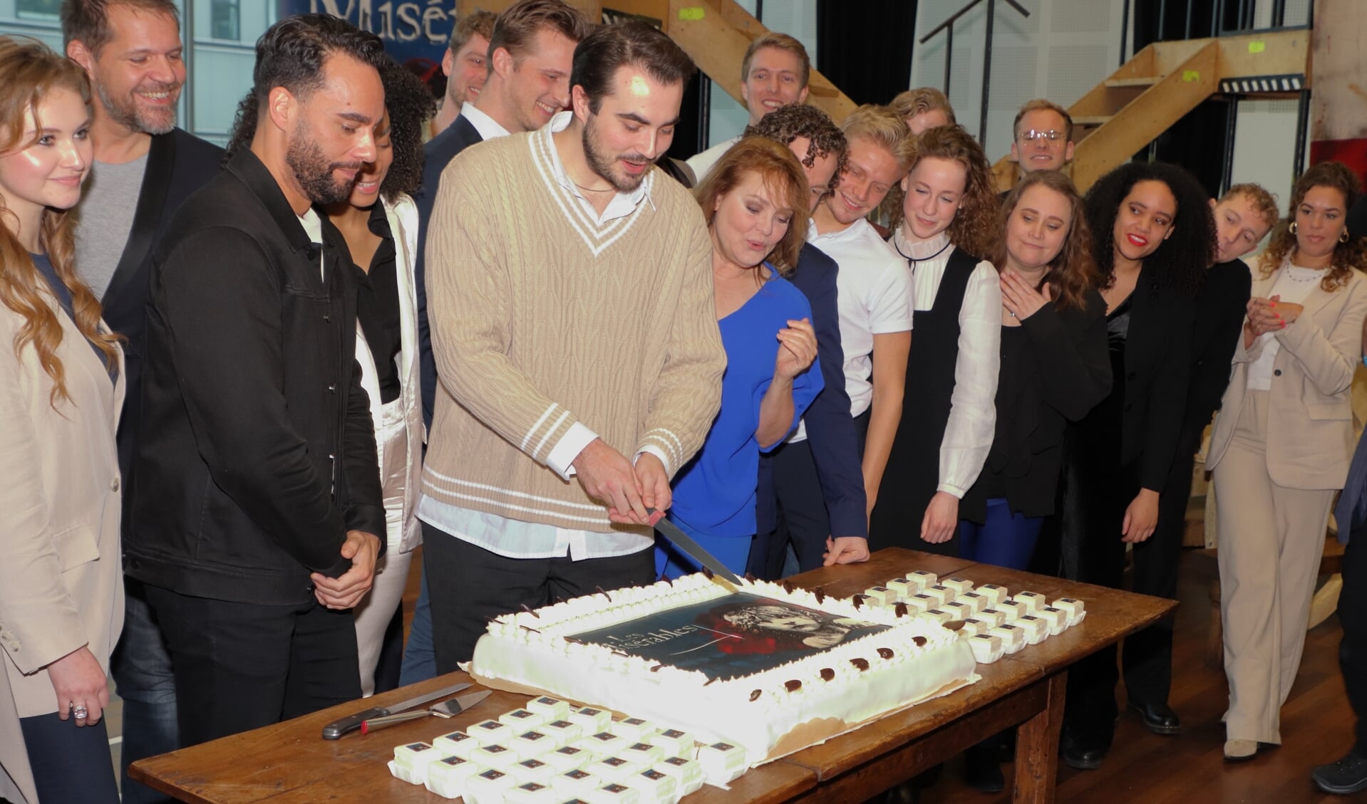 De repetities voor Les Misérables in Kunstlinie gingen dinsdag van start met aansnijden van een taart. (Foto: Studio Rotgans/Rinus Lettinck)