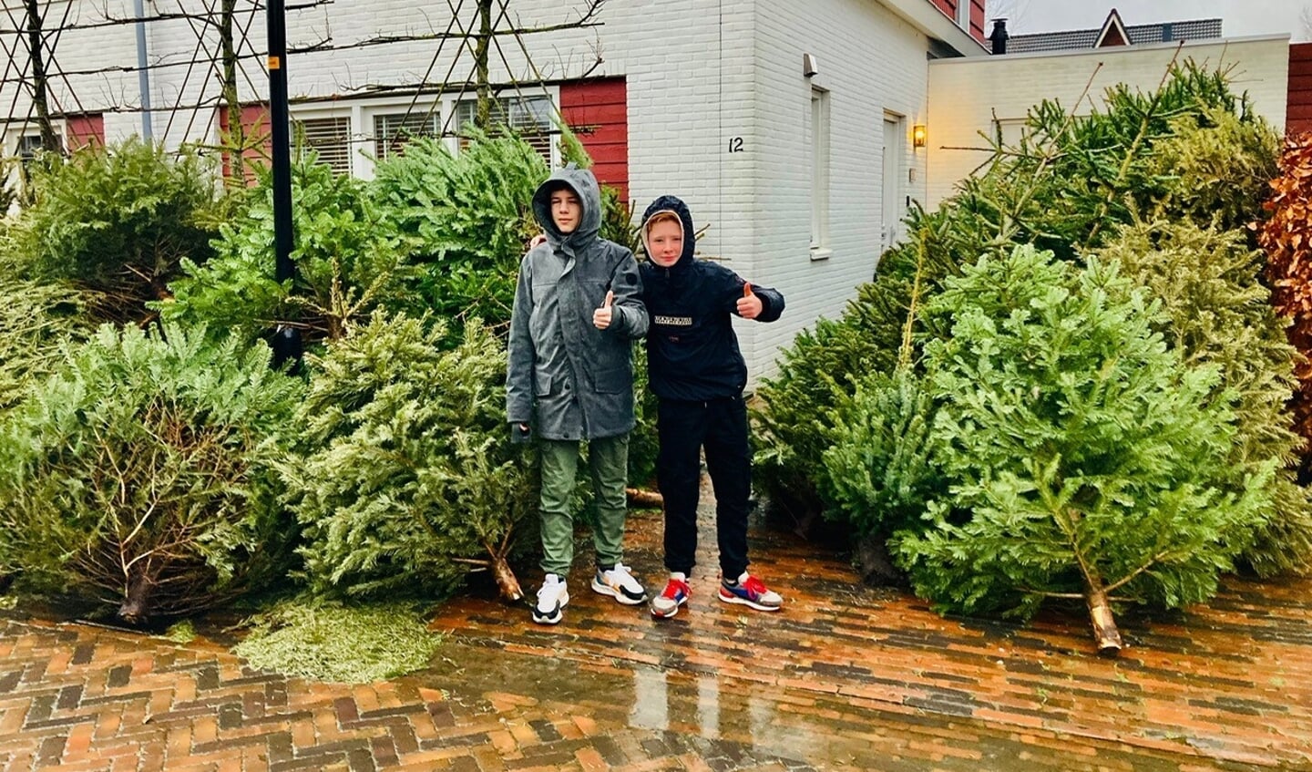 Senna en Luca uit Nobelhorst zamelden 90 kerstbomen in. (Foto: aangeleverd)