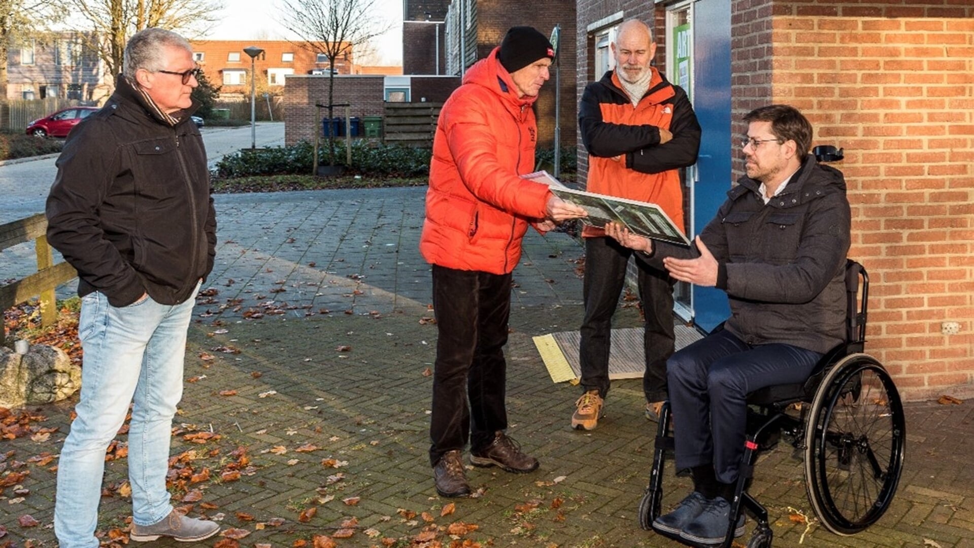 Wethouder Luijendijk nam de extra handtekeningen in ontvangst. (Foto: Nico Kooij)
