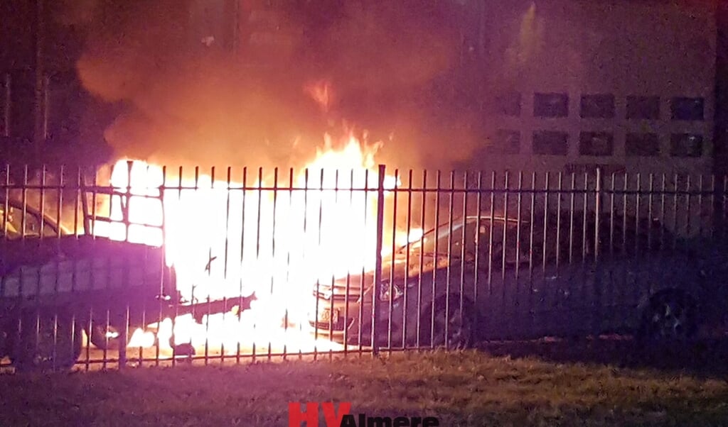Meerdere auto's vlogen in brand. (Foto: HV Almere)