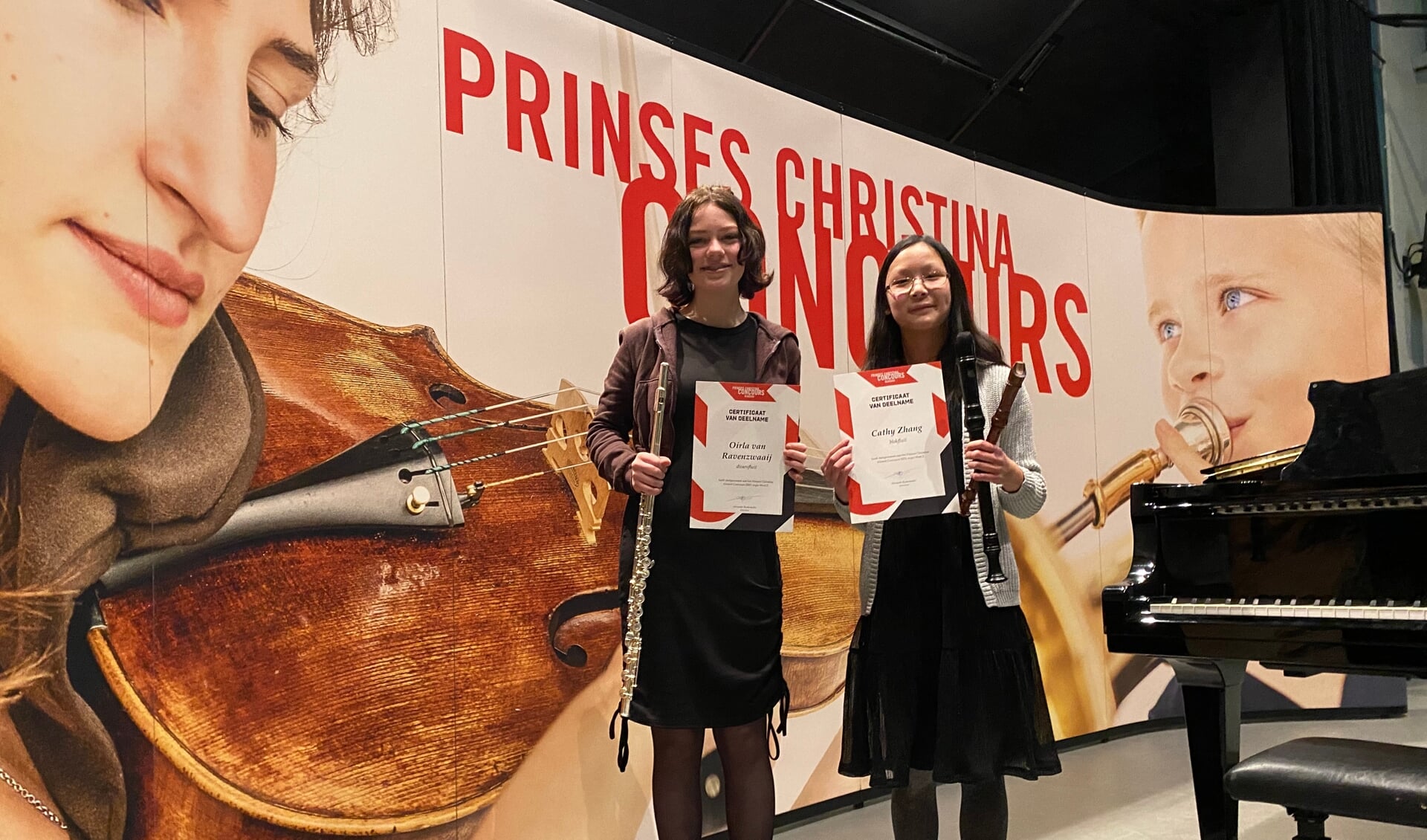 Oirla van Ravenzwaai en Cathy Zhang met hun certificaat. (Foto: aangeleverd)