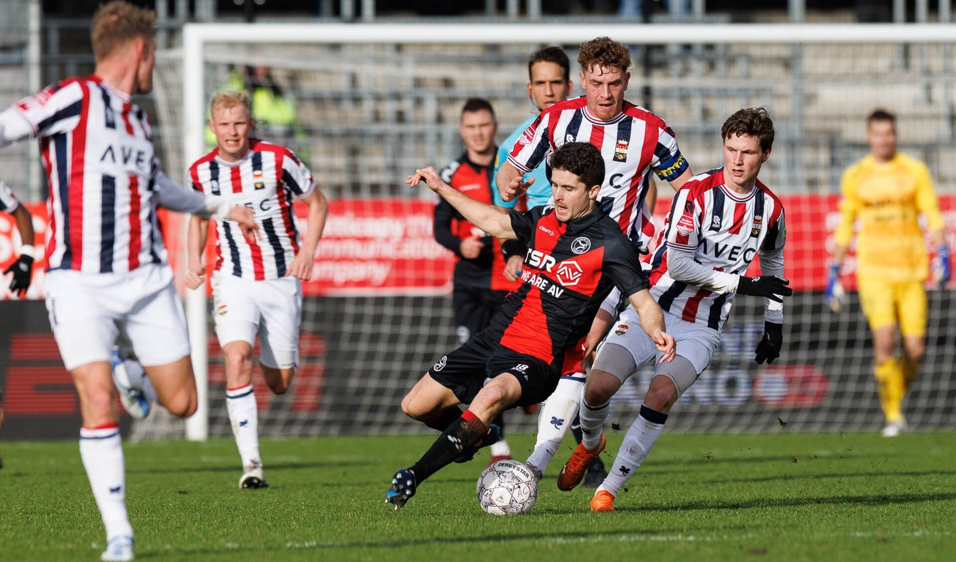 Alvaro Pena baant zich een weg tussen de Willem II-spelers. (Foto: Ron Baltus) 