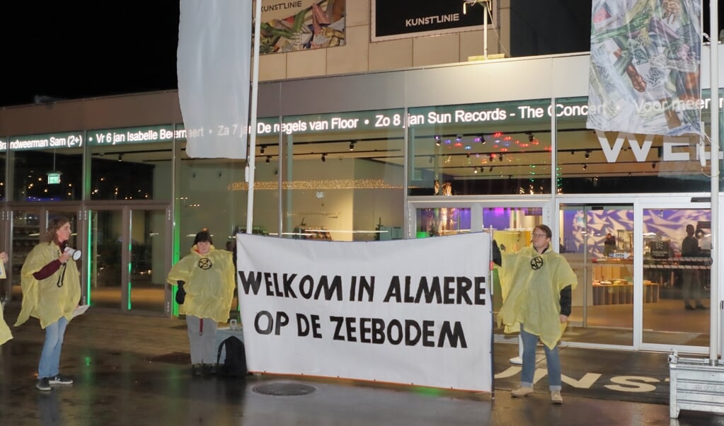 XR Almere voerde maandagavond actie bij de ingang van Kunstlinie. (Foto: Studio Rotgans/Rinus Lettinck)