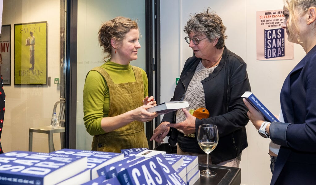 Niña Weijers presenteerde vrijdag haar Almeerse boek. (Foto: Maarten Feenstra)
