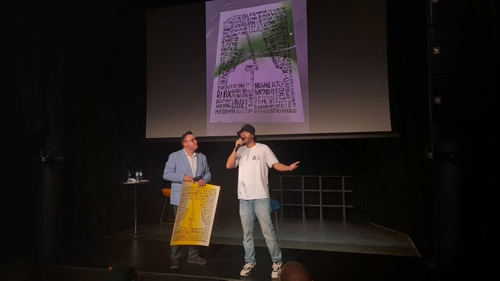 Jonathan Baij en MC DRT onthulden een Art Poster met daarop 100 namen van personen die het Almeerse hiphop-landschap hebben ingekleurd. (Foto: Almere DEZE WEEK)
