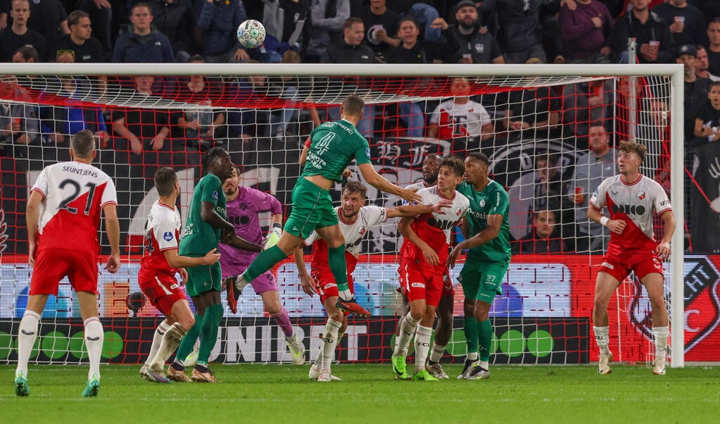 Damian van Bruggen van Alm kopt de bal richt Utrecht-doel. (Foto: Orange Pictures)