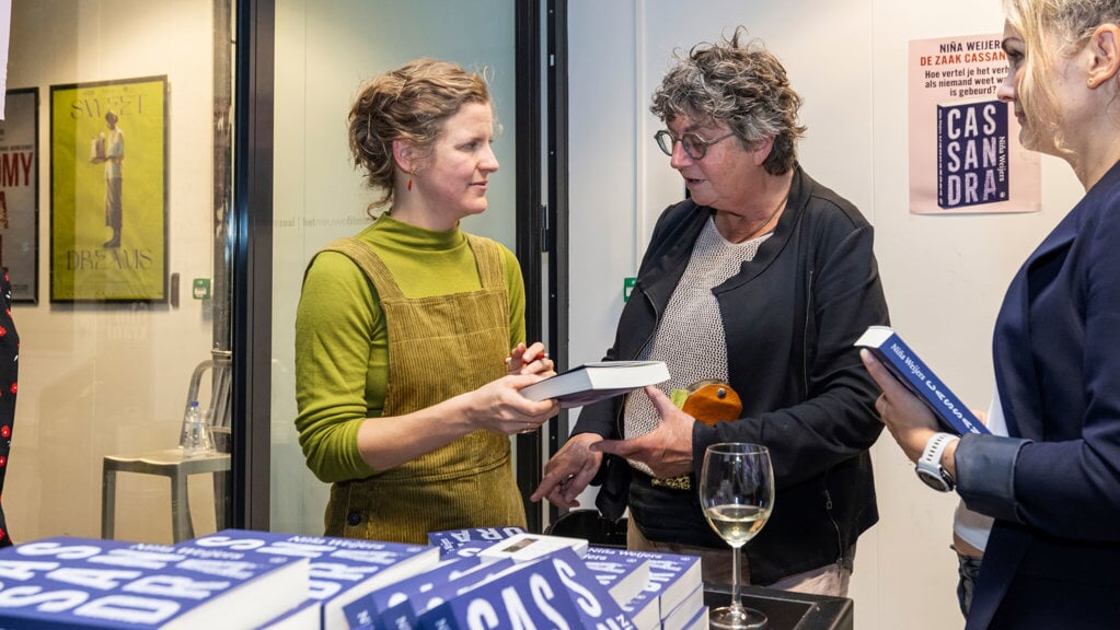 Niña Weijers haar boek Cassandra na afloop ook weer signeren. (Foto: Maarten Feenstra)