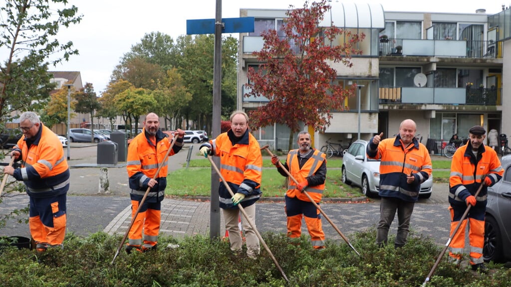 Burgemeester Hein van der Loo (midden) ging zelf aan de slag met een team van de Groenvoorziening. (Foto: Studio Rotgans/ Rinus Lettinck)