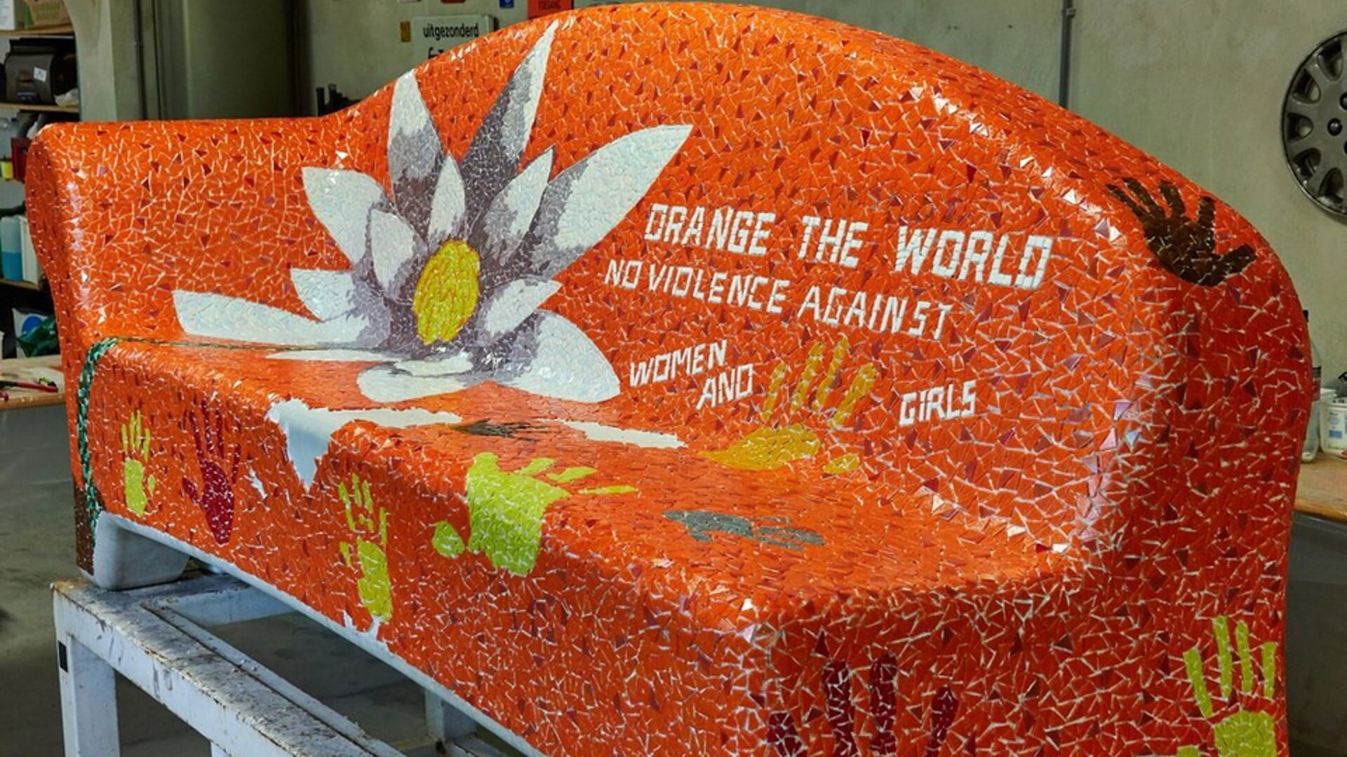 In Kunstlinie wordt tot 8 maart gewerkt aan een Orange the World mozaïekbank. (Foto: aangeleverd)