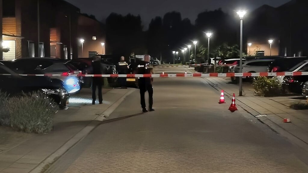 De bewuste woning aan de Klimtstraat werd in de nacht van maandag op dinsdag beschoten. (Foto: HV Almere)