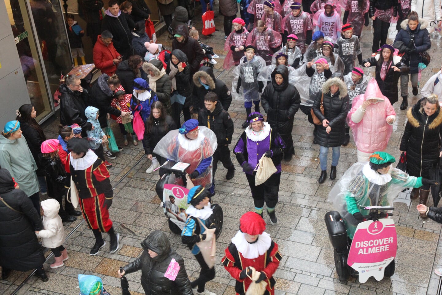 Sintparade in Almere Centrum. (Foto: Fred Rotgans)