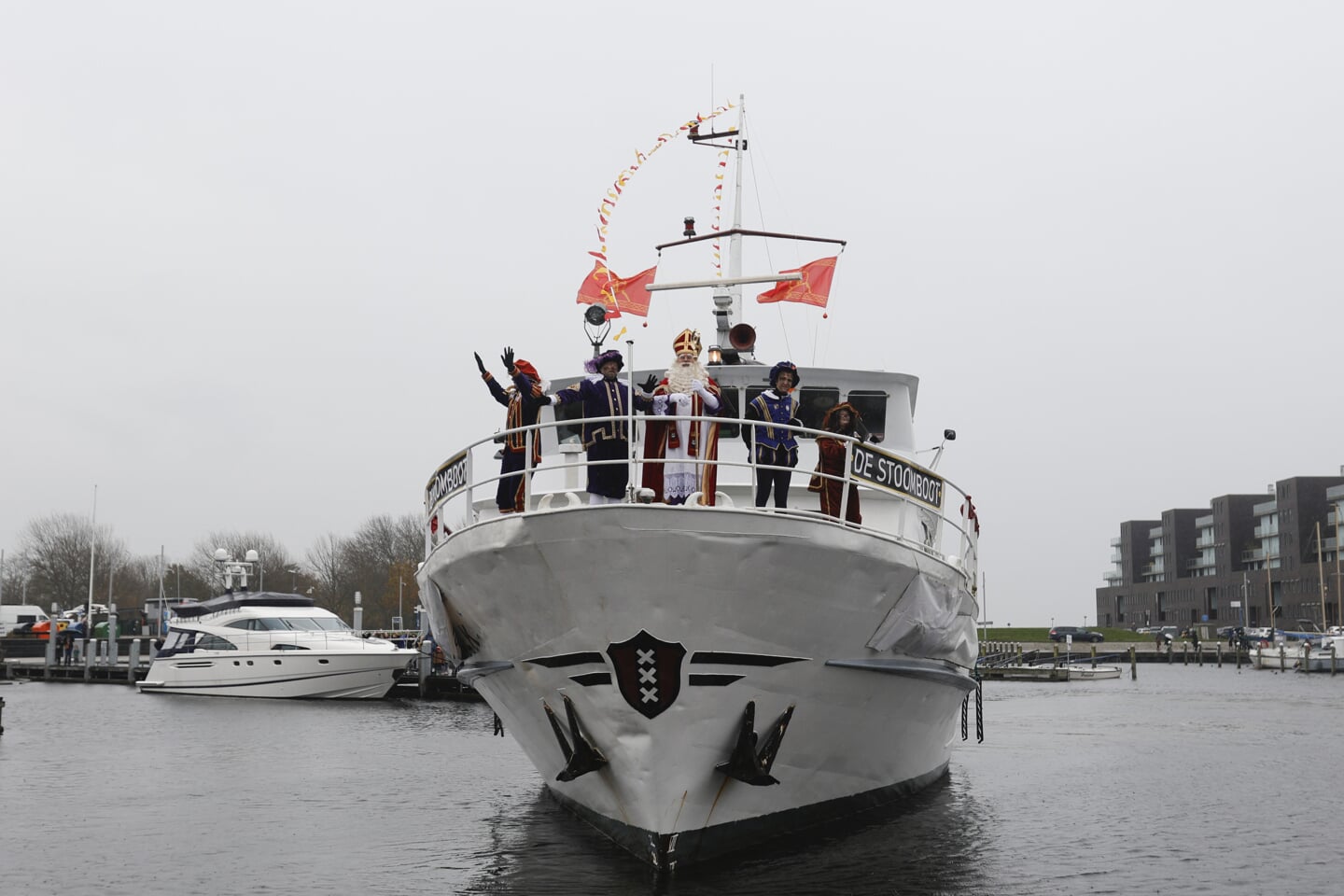 Sinterklaas in Almere Haven. (Foto: Fred Rotgans)