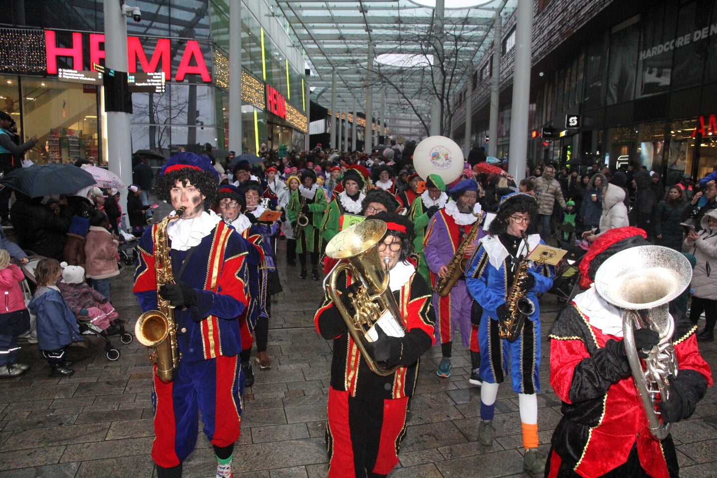 Sintparade in Almere Centrum. (Foto: Fred Rotgans)