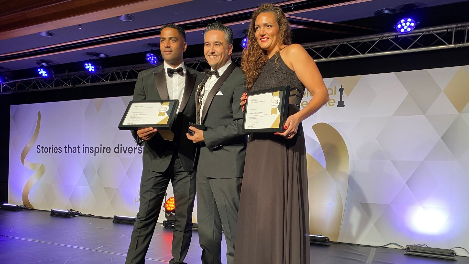 Hasib tussen de twee andere finalisten: Merette Schuurman, Senior Manager Risk Advisory bij Deloitte, en Jerzy Soetekouw, directeur Humanitas.