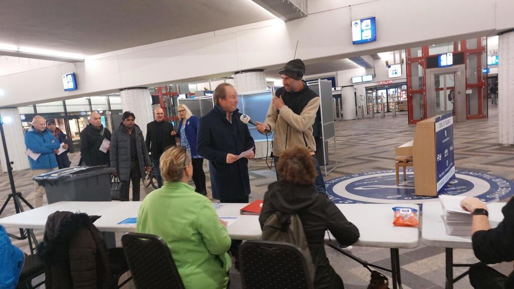 In aanewzigheid van de pers bracht burgemeester Hein van der Loo vanmorgen om 6 uur al zijn stem uit bij het stembureau op station Almere Centrum. (Foto: aangeleverd)