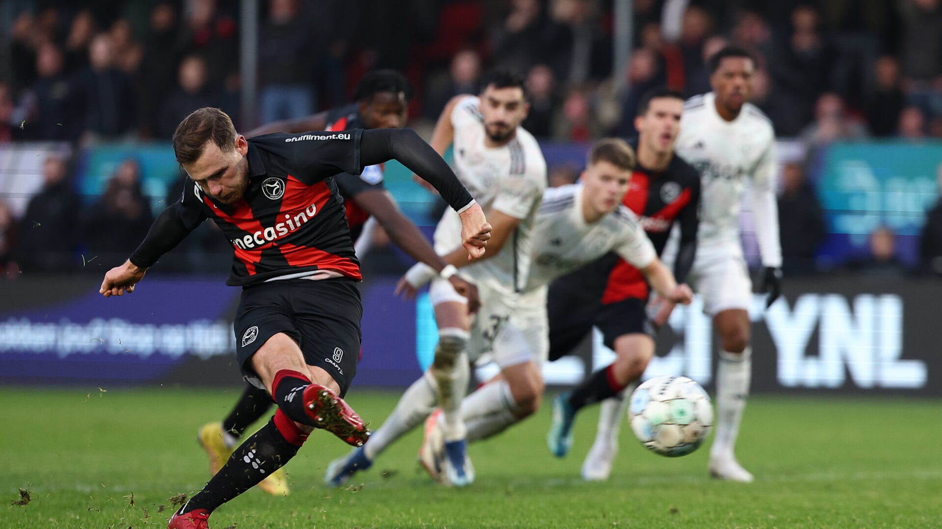 Thomas Robinet benut de penalty waardoor Almere een gelijkspel afdwingt tegen Ajax (Foto: Ron Baltus)