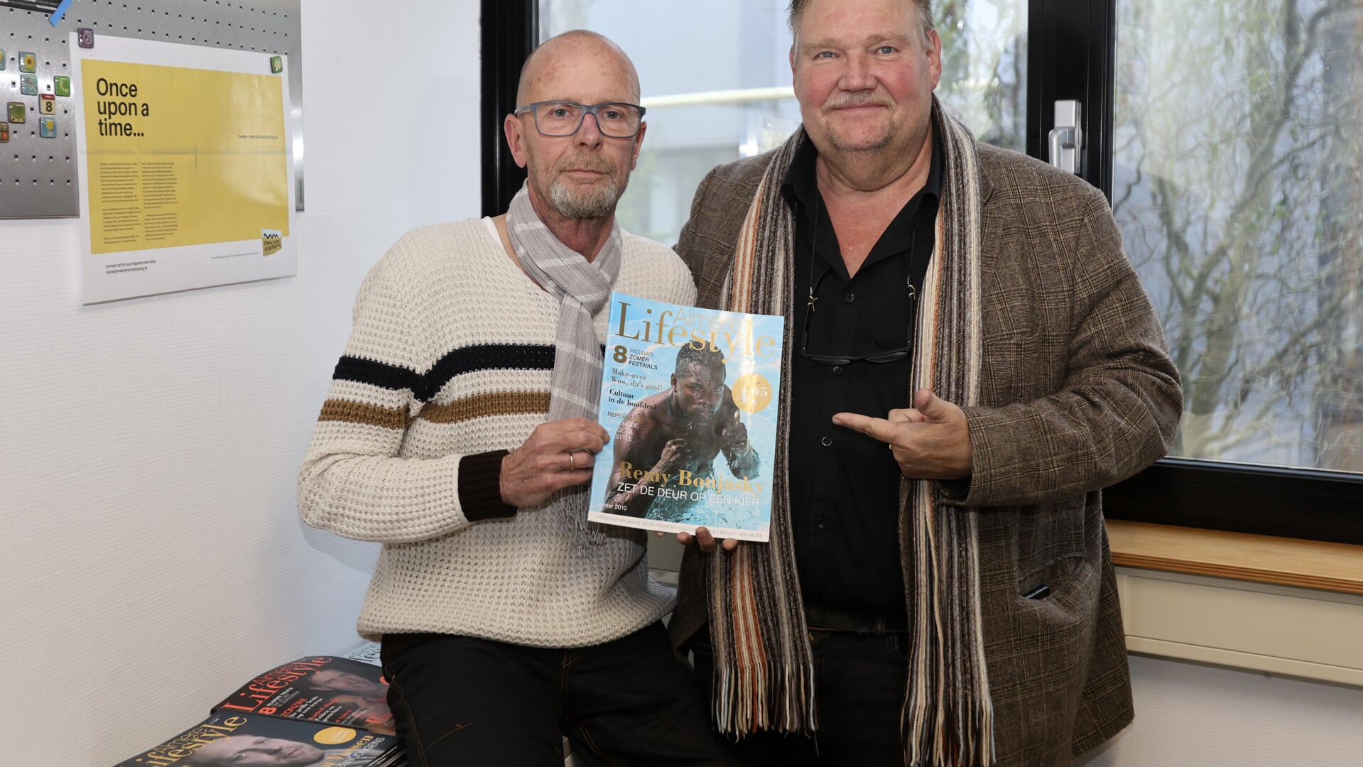 Ruud Winkel (links) met de eerste editie van Lifestyle Almere. Op de cover staat Remy Bonjasky die door fotograaf Fred Rotgans (rechts) in het zwembad van Thermen La Mer op de foto werd gezet.