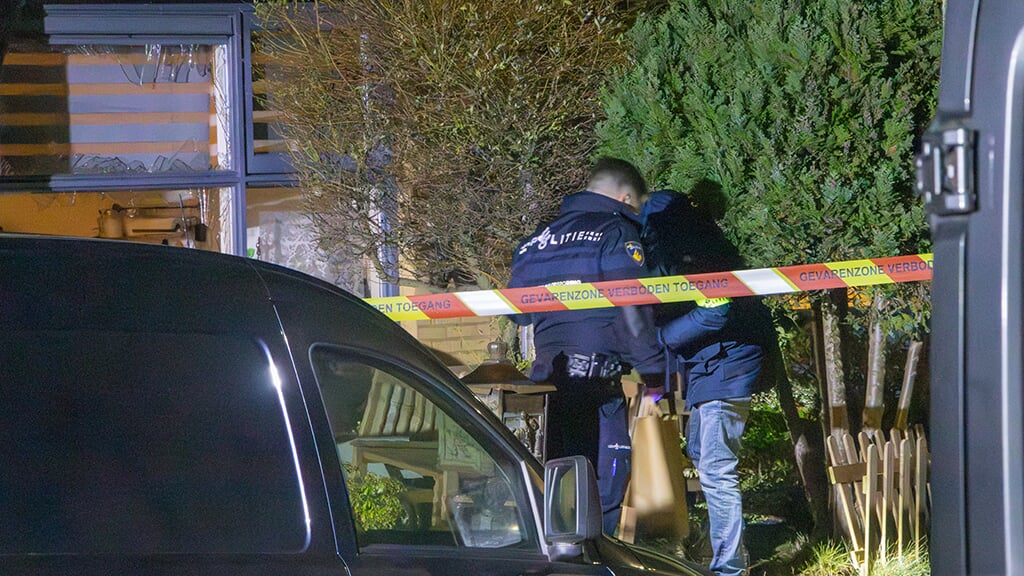 Politie ter plaatse na de explosie in Danswijk (Foto: HV Almere)