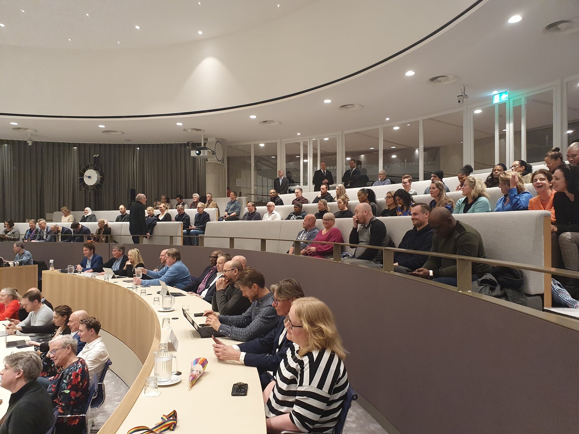 De publieke tribune zat vol met inwoners uit Poort. (Foto: Almere DEZE WEEK)