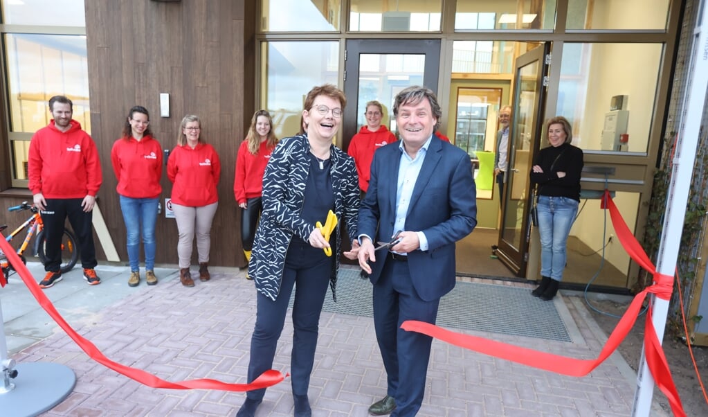 Wethouder Roelie Bosch en Nico de Haas, bestuurder van Prisma hebben De Verbeelding geopend. ((Foto: Fred Rotgans)