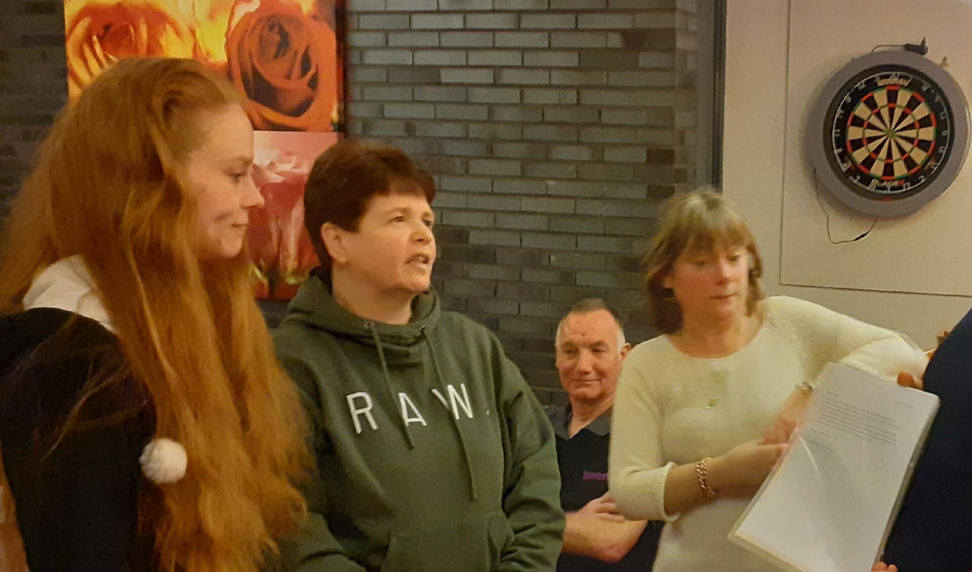 Bewoners Simone Lanser (links),  Jolanda van Straaten (rechts) bieden met Jolanda Haft (SP Hulpdienst) de petitie aan.