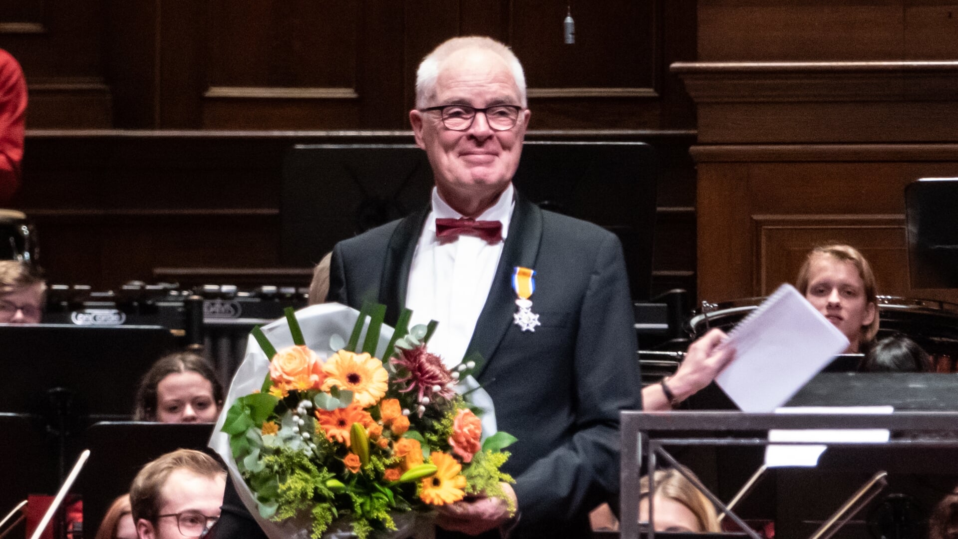 Dirigent Hans Welle werd zaterdag geridderd tijdens zijn afscheidsconcert in het Concertgebouw Amsterdam. (Foto's: Gerda Roelofs Barreveld)