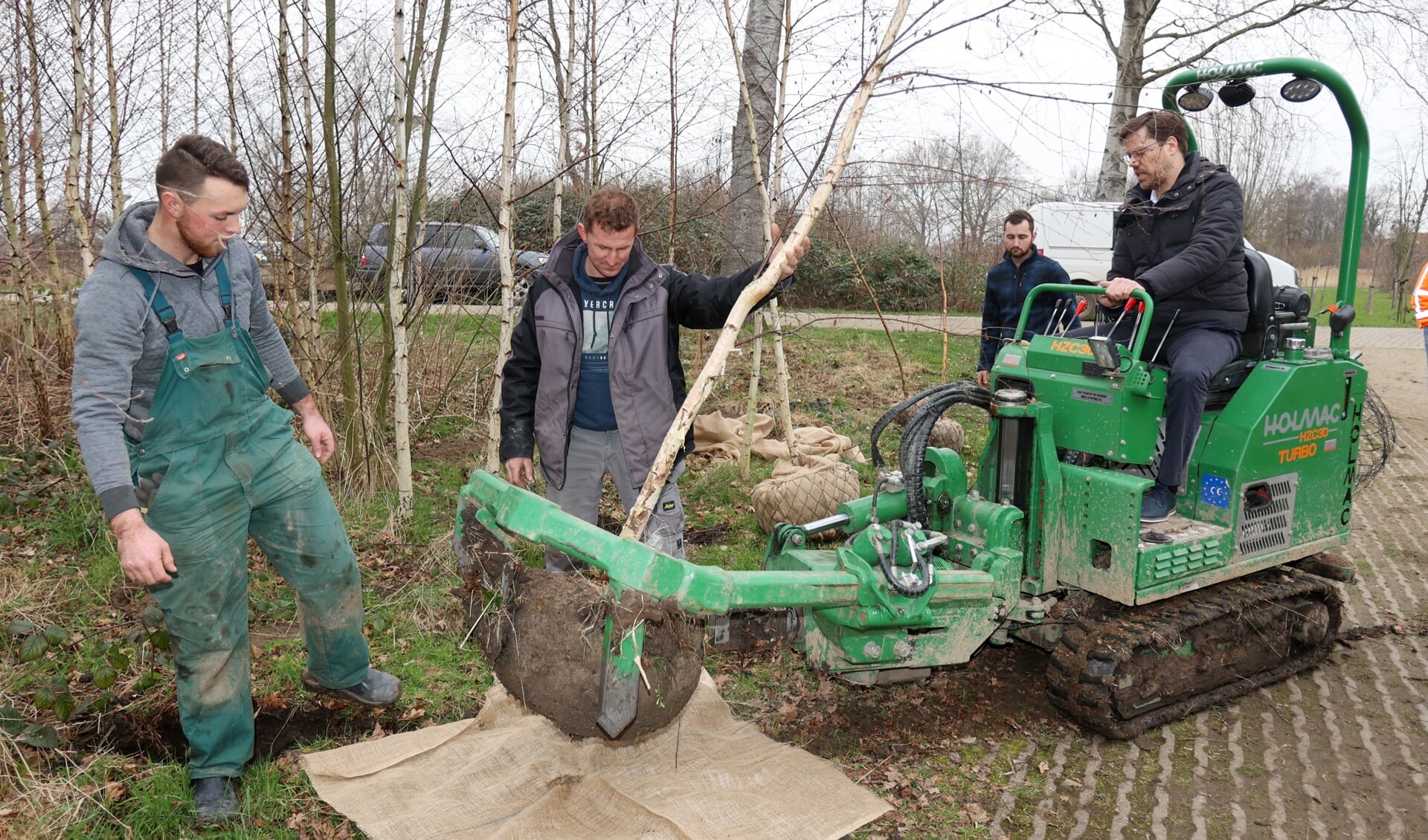 Wethouder Luijendijk hielp mee de boompjes te verplanten. (Foto: Fred Rotgans)