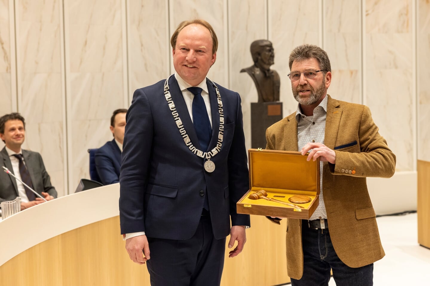 Burgemeester Van der Loo kreeg een nieuwe voorzittershamer van Willem Boutkan, voorzitter van het presidium (Foto: Maarten Feenstra)