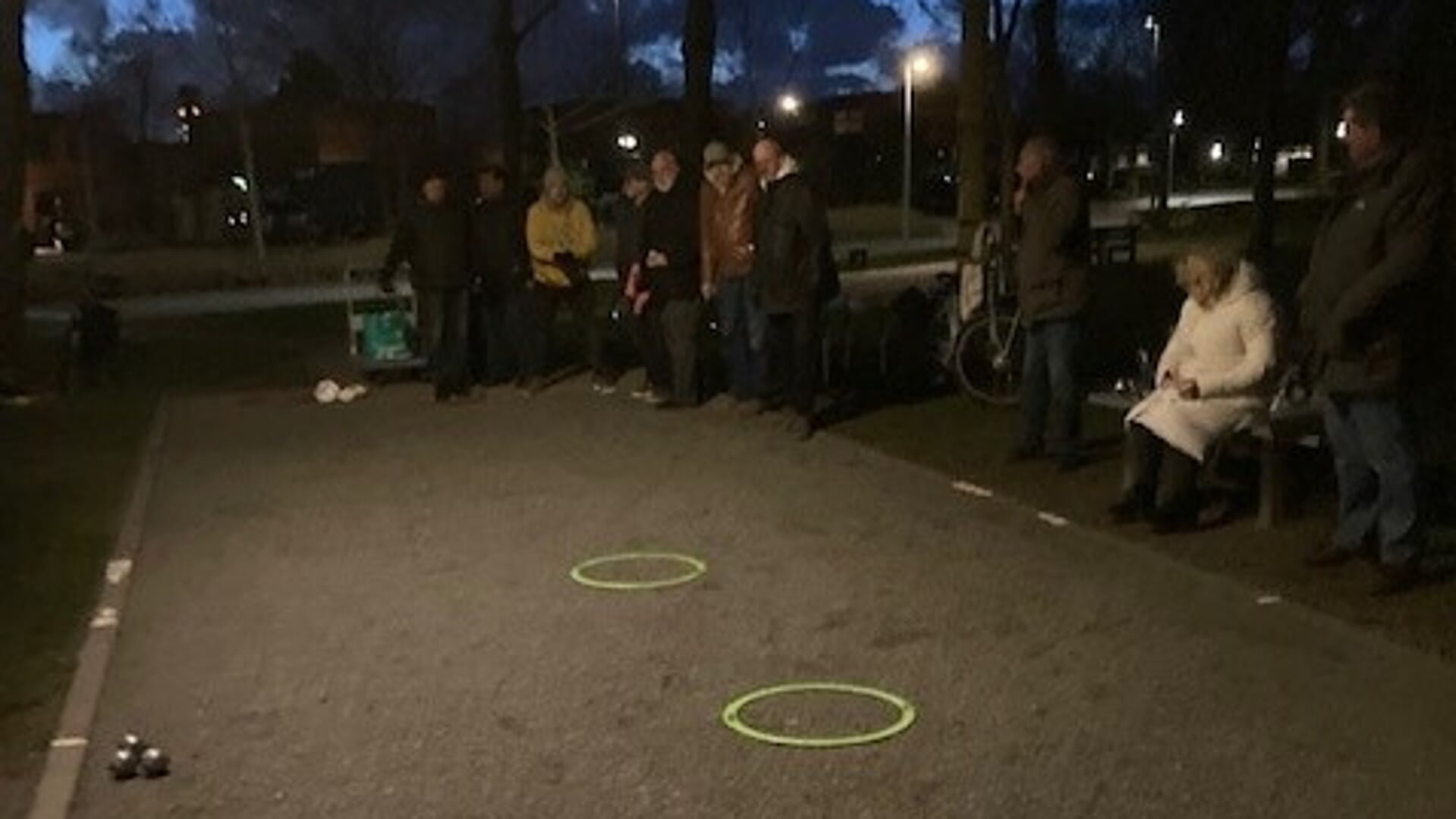 De spelers trotseerden de kou en speelden in het donker. (Foto: aangeleverd)