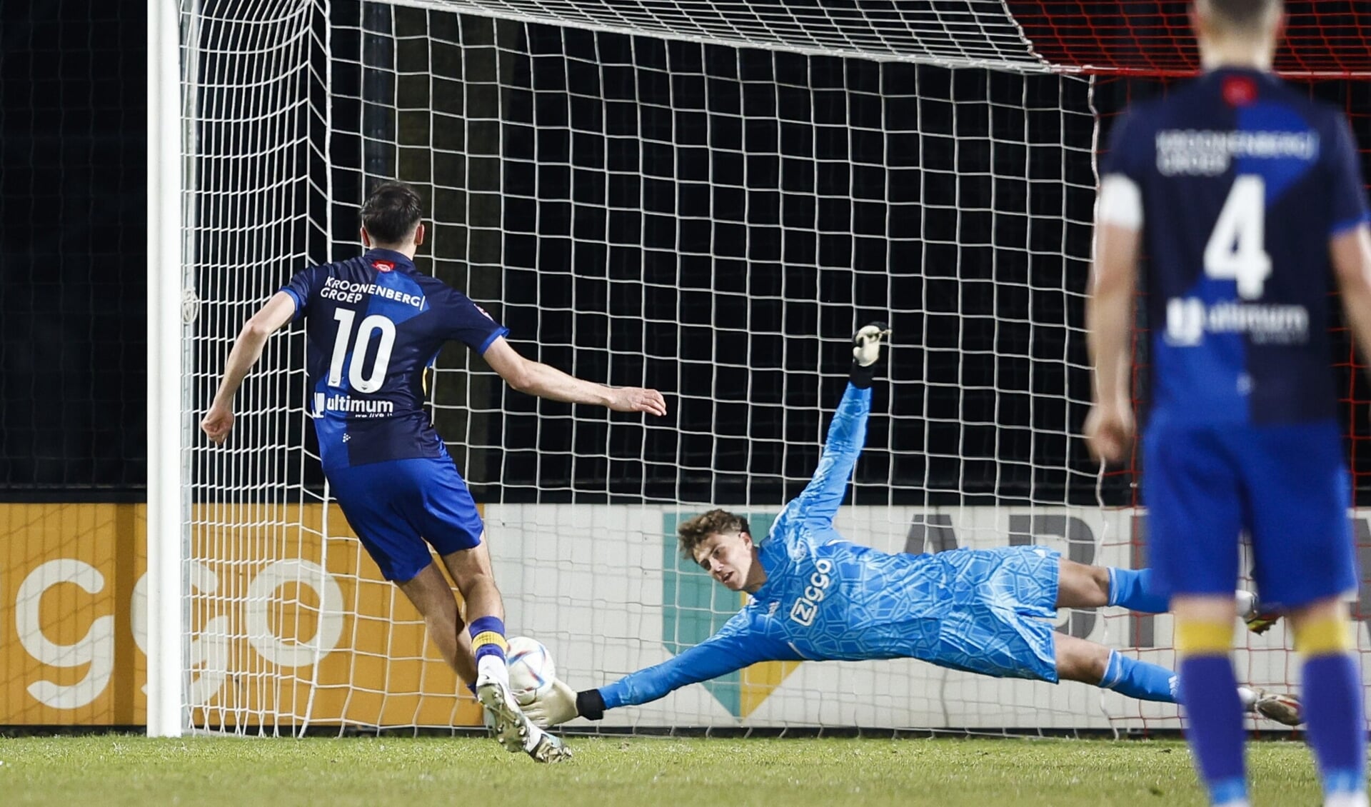 De penalty wordt benut door Lance Duivesteijn. (Foto: ProShots/Toon Dompeling)