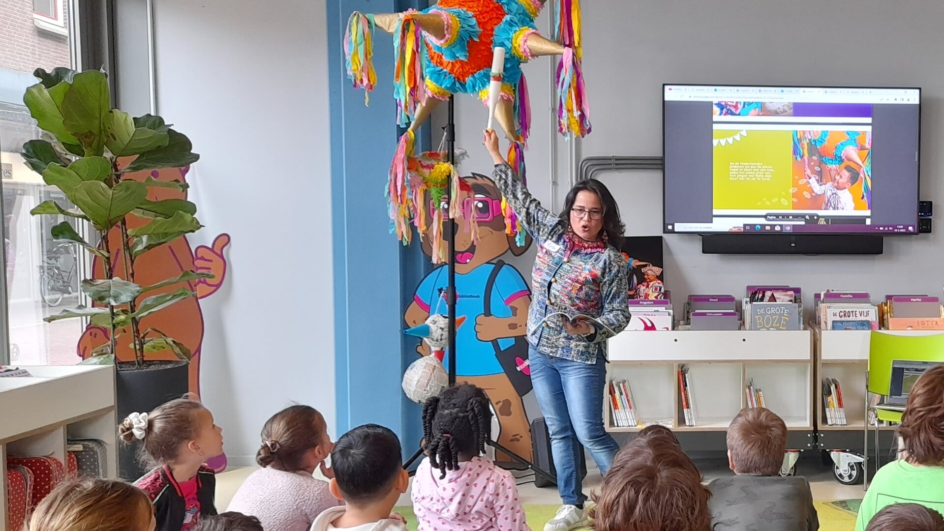 Lyla vertelde tijdens haar boekpresentatie alles over de herkomst en betekenis van de piñata. (Foto: Almere DEZE WEEK)