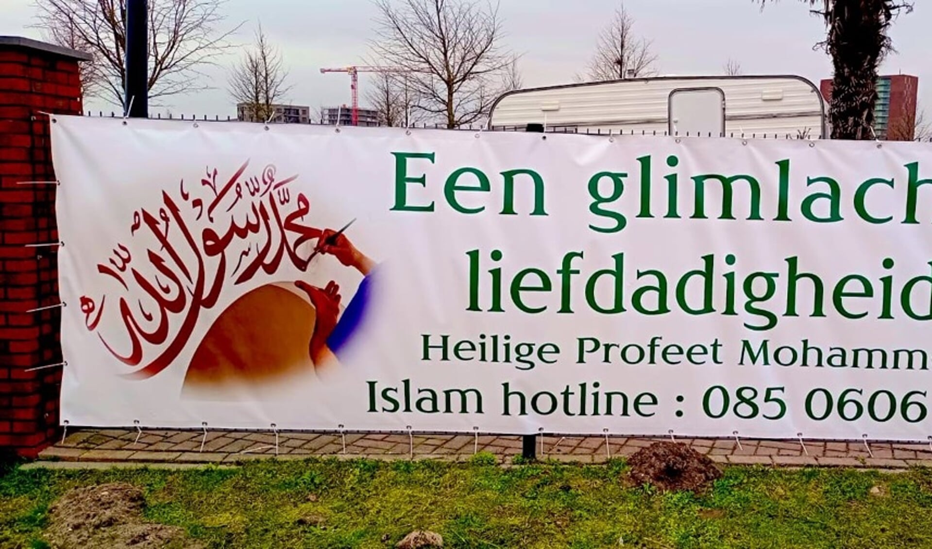 Banner bij de moskee