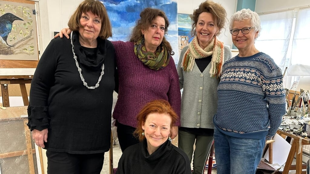 Kunstenaars Frea Lenger, Myriam Weisz, Wilma Klaver, Folkje Nawijn en Evelien Stor. (Foto: aangeleverd)