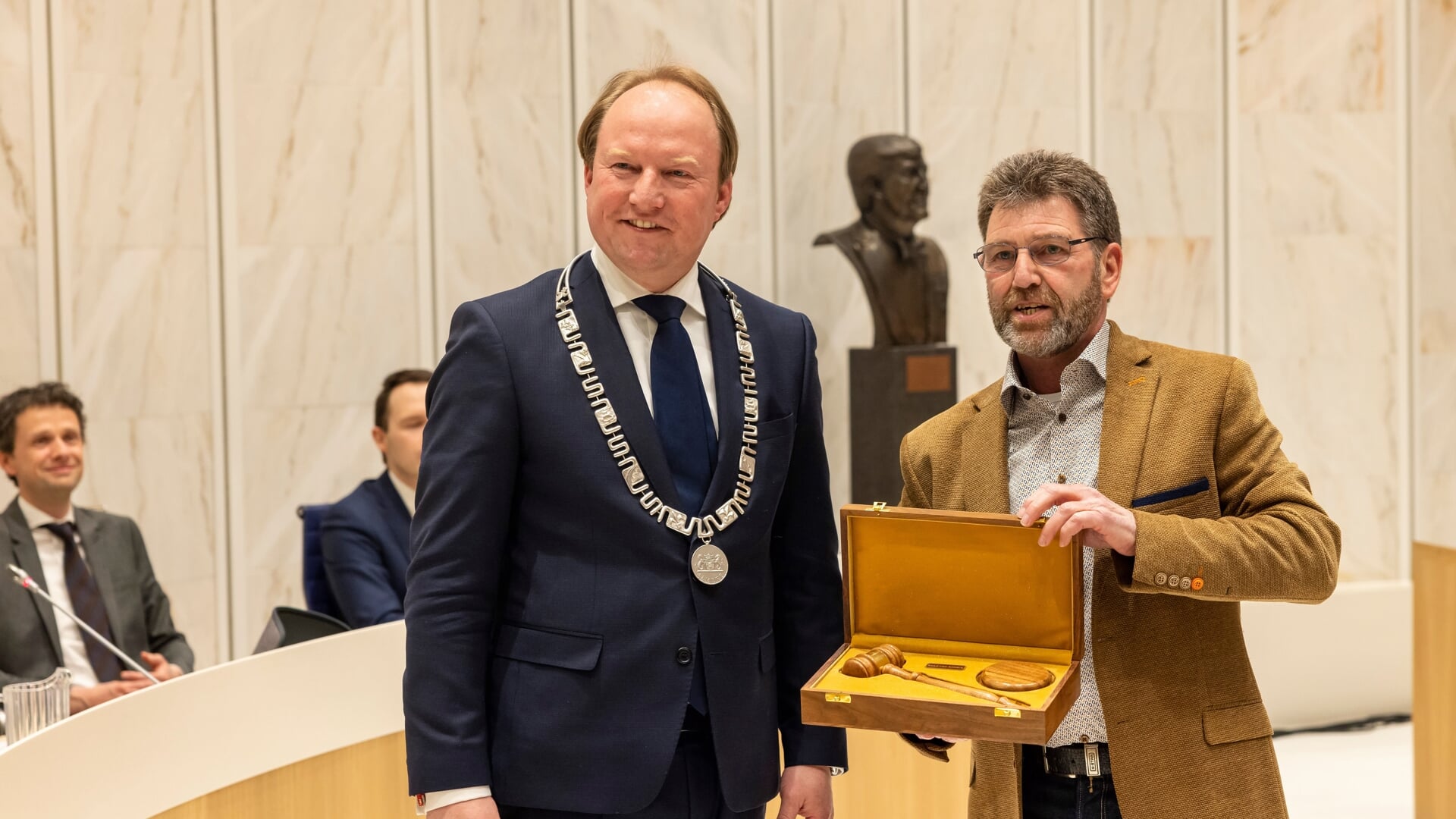 Burgemeester Van der Loo kreeg een nieuwe voorzittershamer van Willem Boutkan, voorzitter van het presidium (Foto: Maarten Feenstra)