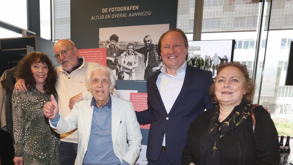 V.l.n.r. Michelle Friedländer, Gert Schutte, Bob Friedländer, burgmeester Hein van der Loo en Bianca Tat, de weduwe van Jos Jongerius. (Foto: Fred Rotgans)