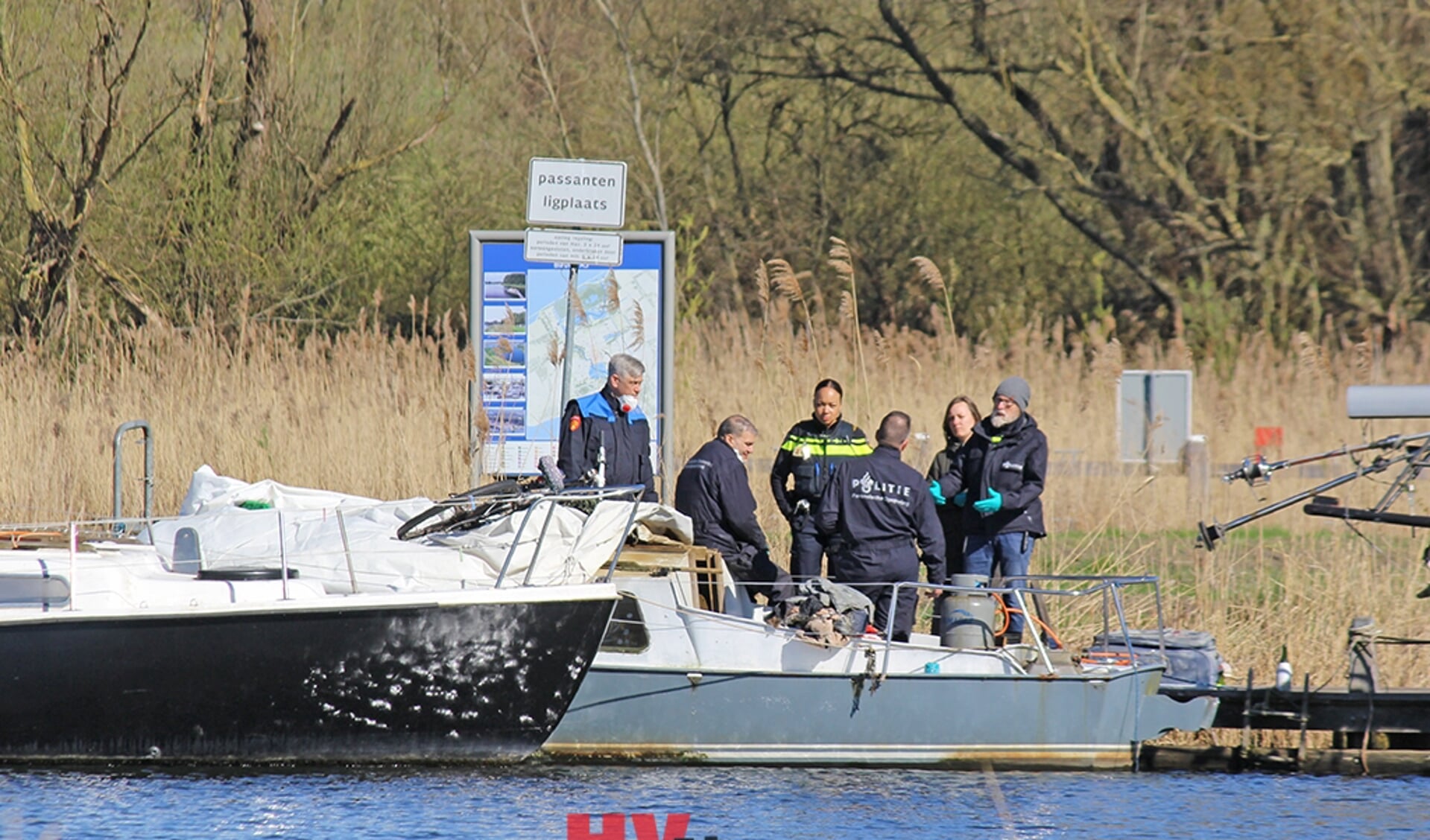 In de boot werd het stoffelijk overschot aangetroffen. (Foto: HV Almere)