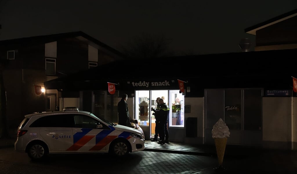 De politie doet onderzoek (Foto: HV Almere)