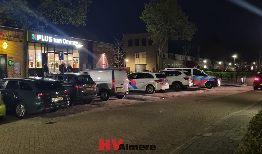 De politie deed onderzoek bij de supermarkt. (Foto: HV Almere)