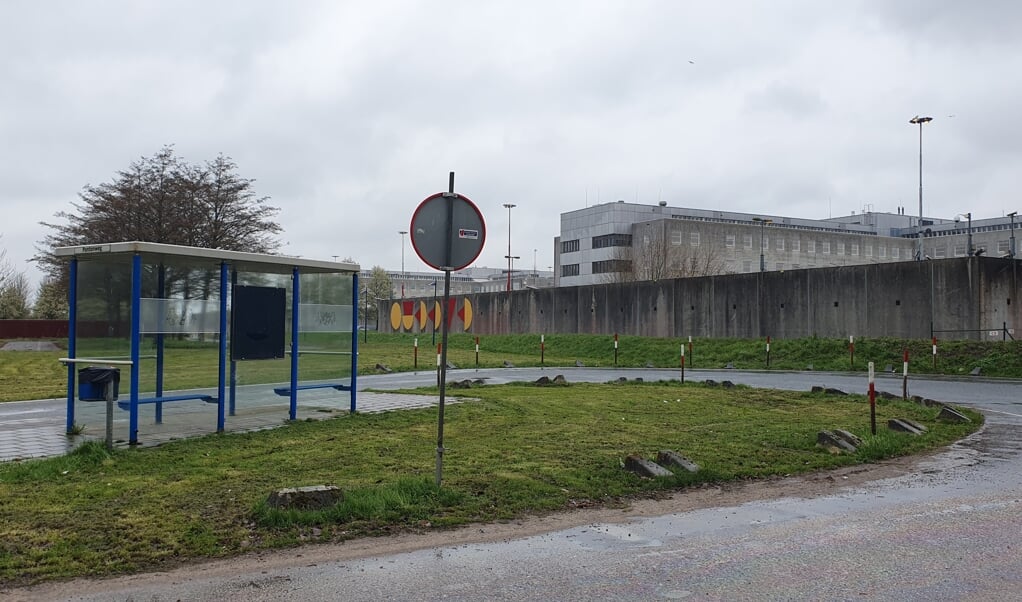 Bij de gevangenis is ook een bushalte. (Foto: Almere Zaken)
