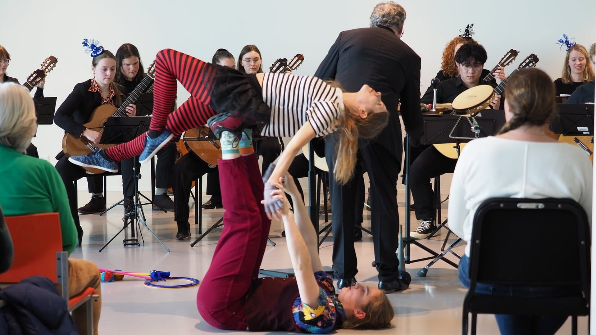 Gitaarmuziek en circusacts kwamen samen tijdens het eerste Jeugd Gitaarensemble Festival. (Foto: Maria Timofeeva)