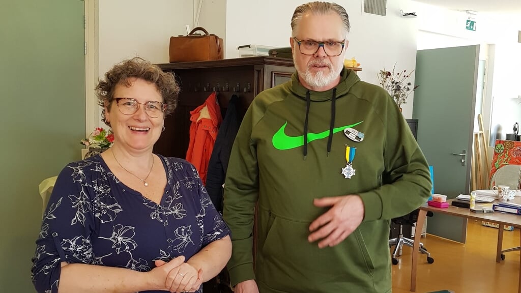 Marjolein Hekkelman reikte de lintjes uit aan de vrijwilligers van Zorggroep Almere. 