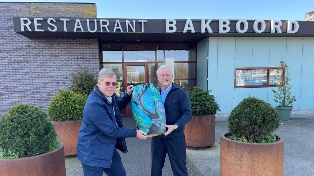 Ben Spelbos en Paul Offerman met het beschilderde vaatje haring. De haringparty vindt dit jaar plaats bij Restaurant Bakboord.  (Foto: aangeleverd)