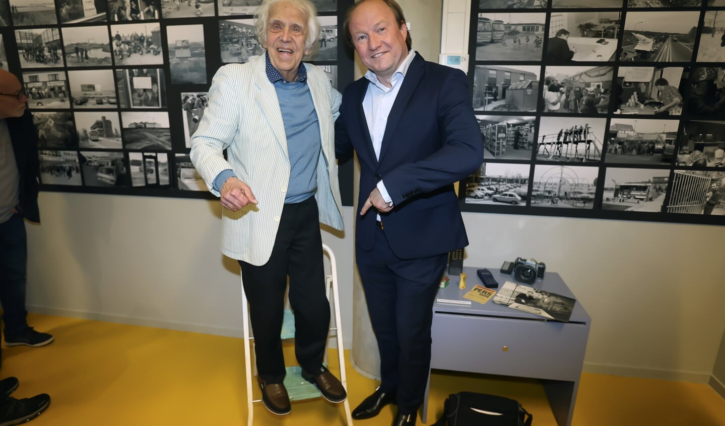 Bob Friedländer en burgemeester Hein van der Loo. Het bekende keukentrapje dat de persfotograaf vaak bij zich had als hij foto's ging maken is ook onderdeel van de tentoonstelling. (Foto: Fred Rotgans)