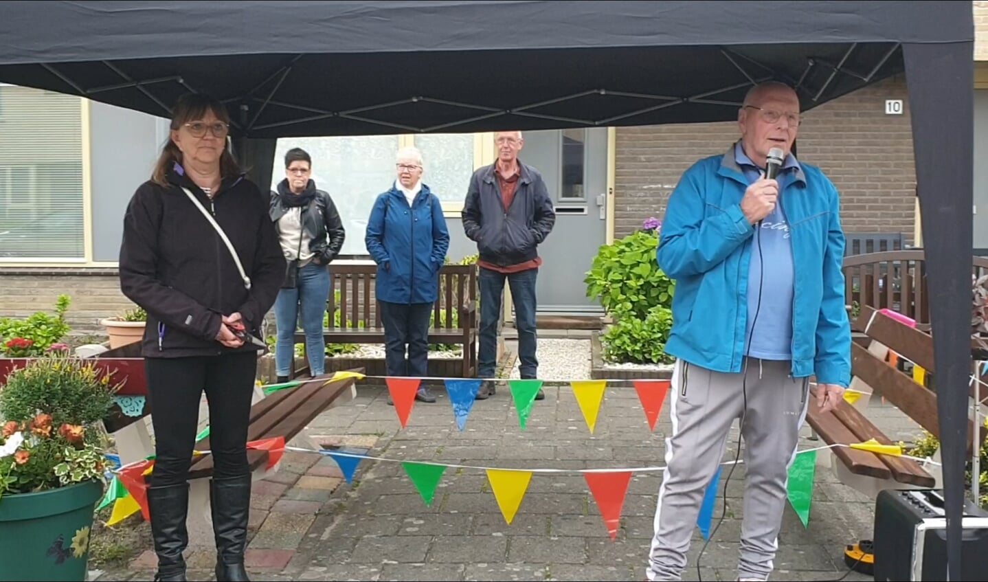 Theo Amse en wijkregisseur Jeanette Vonk openden de buurtbankjes door het vlaggenlint door te knippen. (Foto: Almere DEZE WEEK)