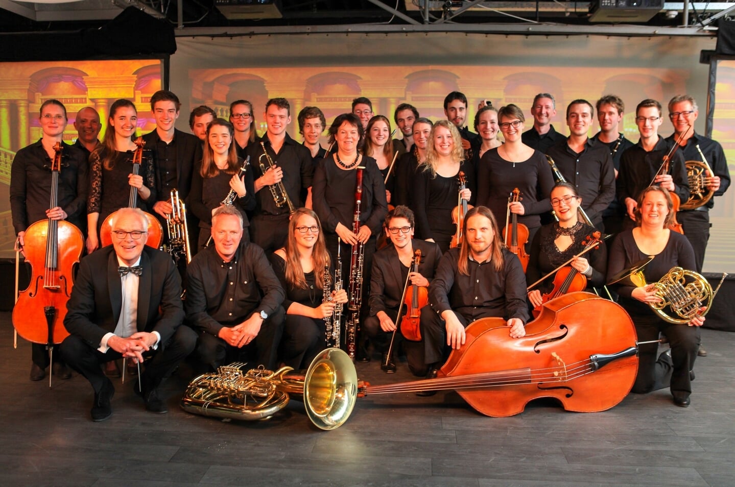 Het Theaterorkest van het AJSO onder leiding van Hans Welle. (Foto: B.J. Floor)