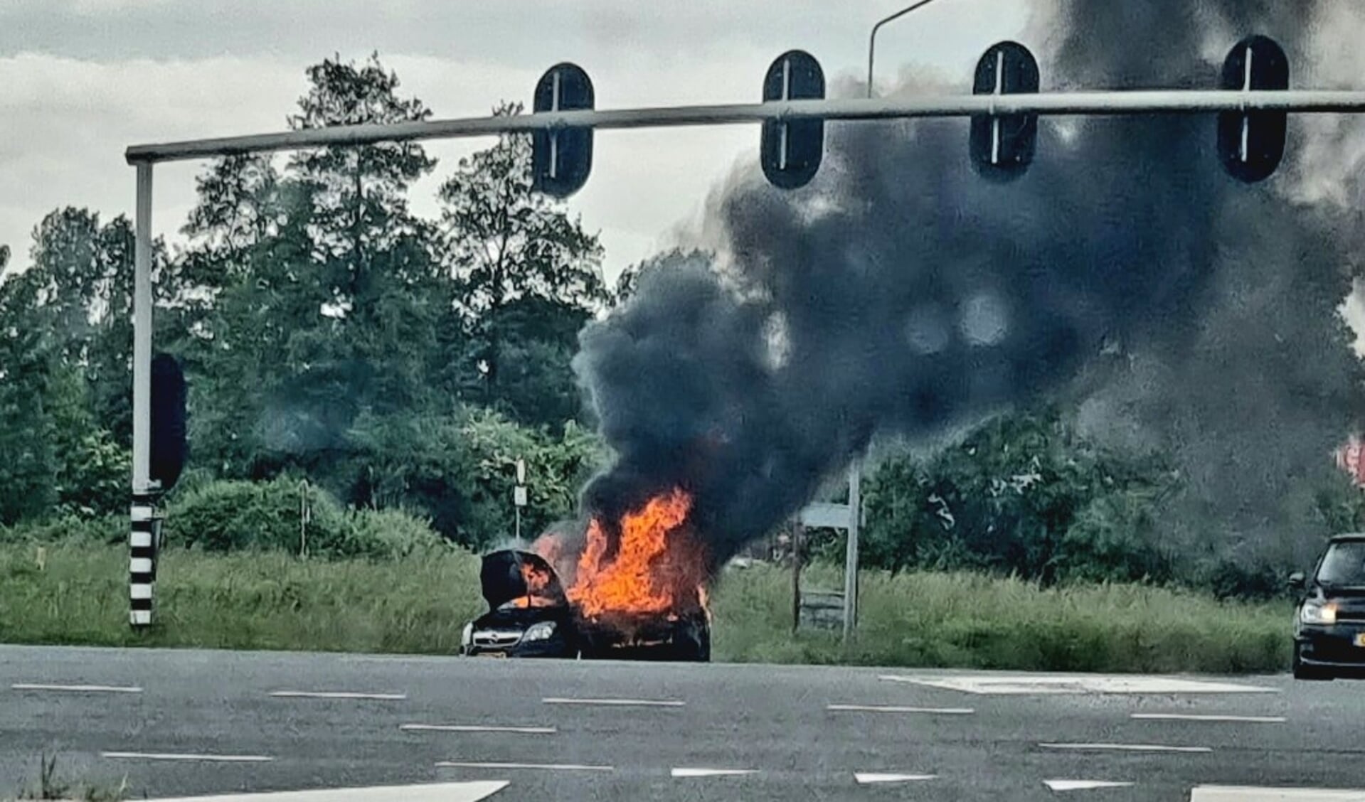 De auto brandde volledig uit. (Foto: HV Almere)